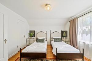 dwa łóżka w pokoju z oknem w obiekcie The Brandy Alexander w mieście Boise