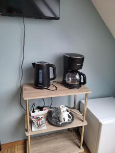 a table with two coffee makers on top of it at Näher Messe und Flughafen 3 in Düsseldorf