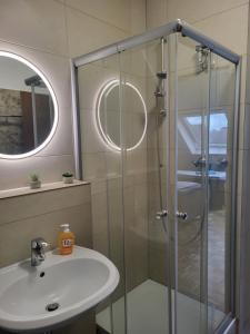 a bathroom with a shower and a sink at Näher Messe und Flughafen 3 in Düsseldorf