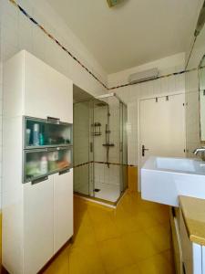 e bagno con doccia, lavandino e vasca. di Venice Travel Dream - apartment a Mestre