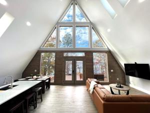 Posezení v ubytování Lakefront Keowee Luxury Cottages 129