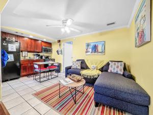 Η κουζίνα ή μικρή κουζίνα στο Serendipity steps to beach & fishing dock