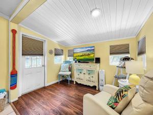 Gallery image of Serendipity steps to beach & fishing dock in Bradenton Beach