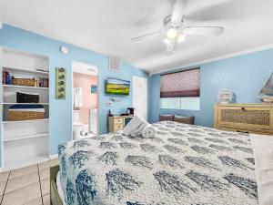 Ένα ή περισσότερα κρεβάτια σε δωμάτιο στο Serendipity steps to beach & fishing dock