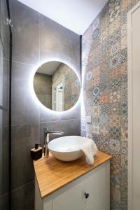 A bathroom at Apartment in the Heart of the Top Center Még 30 kép