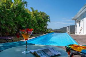 レザンセス・ダルレットにあるVilla Malinina, piscine, vue merのスイミングプールの横のテーブルでのドリンク