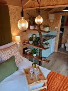 um quarto com uma cama e uma mesa com copos em Little Oakhurst em Clitheroe