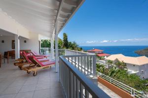 レザンセス・ダルレットにあるVilla Malinina, piscine, vue merの海の景色を望むバルコニー(椅子付)