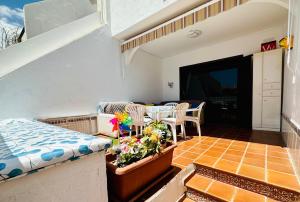 einen Balkon mit einem Bett, einem Tisch und Stühlen in der Unterkunft Quiet Coral Mar in Arona