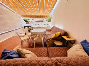 une chambre avec un canapé, une table et une salle à manger dans l'établissement Quiet Coral Mar, à Arona