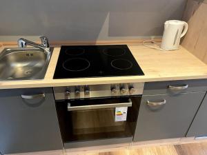 una cocina con estufa y fregadero en Perfect Place, en Duisburg 8 fotos más