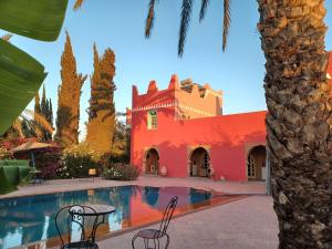 un complexe avec une piscine et un bâtiment dans l'établissement Riad-villa Le Jardin aux Etoiles, à Sidi Boumoussa