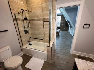 Koupelna v ubytování Lakefront Keowee Luxury Cottages 129 + 36 fotografií