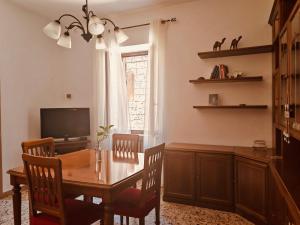 una sala da pranzo con un tavolo e una televisione di Il Panorama a Orvieto