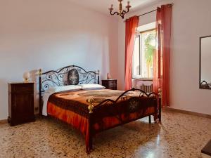 una camera da letto con un letto grande e una finestra di Il Panorama a Orvieto