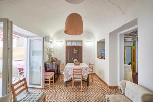 a dining room with a table and chairs at Casa Bica D'Alva in Vila Alva