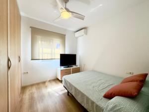 1 dormitorio con 1 cama y TV de pantalla plana en Casa de campo Sierra Gorda, en Málaga
