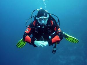 een persoon in een duikpak en masker onder water bij Ytterviks rorbu in Stamsund