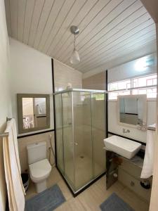 Cores do Céu Suites في بيبا: حمام مع مرحاض ومغسلة