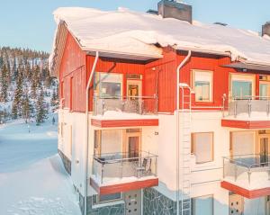 a house in the snow with snow on the roof at Porokello, Ylläsjärvi, 2 mh in Ylläsjärvi