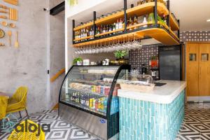 un restaurante con una barra con un enfriador de bebidas en Torre Sofia magnific apartments & estudios with great amenities, en Cancún