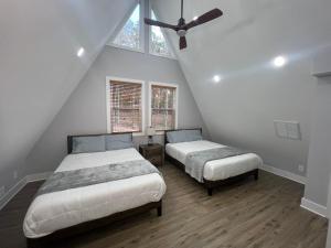 Postel nebo postele na pokoji v ubytování Lakefront Keowee Luxury Cottages 129