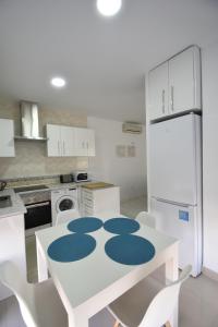A kitchen or kitchenette at Benalroma a 50 metros de la playa!