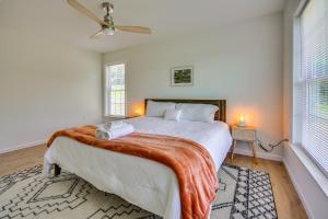 Postel nebo postele na pokoji v ubytování Timeless Hillsville Farmhouse Blue Ridge Parkway!