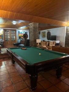 - un salon avec un billard dans l'établissement Casa dos Araújos, à Frechas