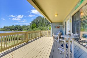 Rõdu või terrass majutusasutuses Waterfront Duplex with Dock and Views Near Town!