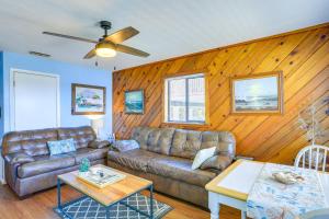 Istumisnurk majutusasutuses Waterfront Duplex with Dock and Views Near Town!
