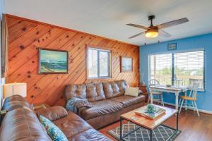 Istumisnurk majutusasutuses Waterfront Duplex with Dock and Views Near Town!