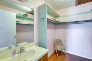 Vannituba majutusasutuses Waterfront Duplex with Dock and Views Near Town!