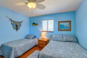 Voodi või voodid majutusasutuse Waterfront Duplex with Dock and Views Near Town! toas