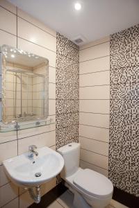 La salle de bains est pourvue de toilettes et d'un lavabo. dans l'établissement Acropole Delphi City Hotel, à Delphes