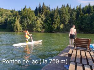 due persone su una tavola da paddle su un lago di Montana Resort Colibita a Colibiţa