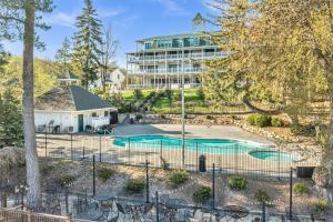 Πισίνα στο ή κοντά στο Victorian Inn Elkhart Lake