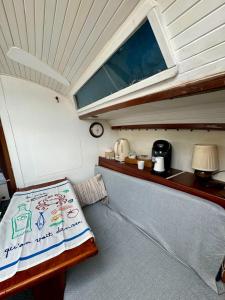 een kleine kamer met een bed in een boot bij Vive la experiencia de dormir acunado por las olas cerca de Barcelona in Castelldefels