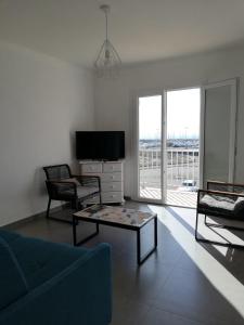 Televízia a/alebo spoločenská miestnosť v ubytovaní Superbe appartement avec vue sur mer et port, parking privé