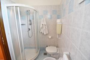 利多迪迪耶索洛的住宿－嘉萊士酒店，带淋浴、卫生间和盥洗盆的浴室