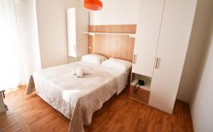 sypialnia z łóżkiem ze stołem w obiekcie Hotel Galles w mieście Lido di Jesolo