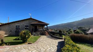 ein Haus mit einem Steinweg, der zu einem Haus führt in der Unterkunft Casa Las Hortensias 2 Pendueles in Llanes