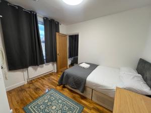 Postel nebo postele na pokoji v ubytování World Hotel