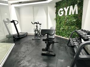 - une salle de sport avec des équipements d'exercice dans l'établissement Ático Lamar Spa Golf Playa, à Pilar de la Horadada