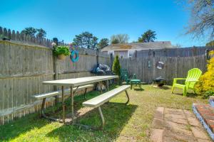 Giardino di Less Than 1 Mi to Sea Street Beach Dennis Port Home!