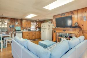 Cucina o angolo cottura di Less Than 1 Mi to Sea Street Beach Dennis Port Home!