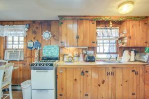 Cucina o angolo cottura di Less Than 1 Mi to Sea Street Beach Dennis Port Home!