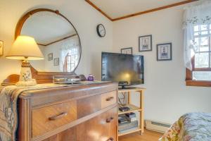 TV o dispositivi per l'intrattenimento presso Less Than 1 Mi to Sea Street Beach Dennis Port Home!