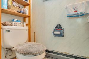 un bagno con un water in una stanza di Less Than 1 Mi to Sea Street Beach Dennis Port Home! a Dennis Port