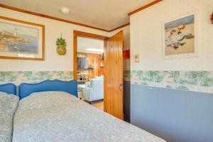 Letto o letti in una camera di Less Than 1 Mi to Sea Street Beach Dennis Port Home!